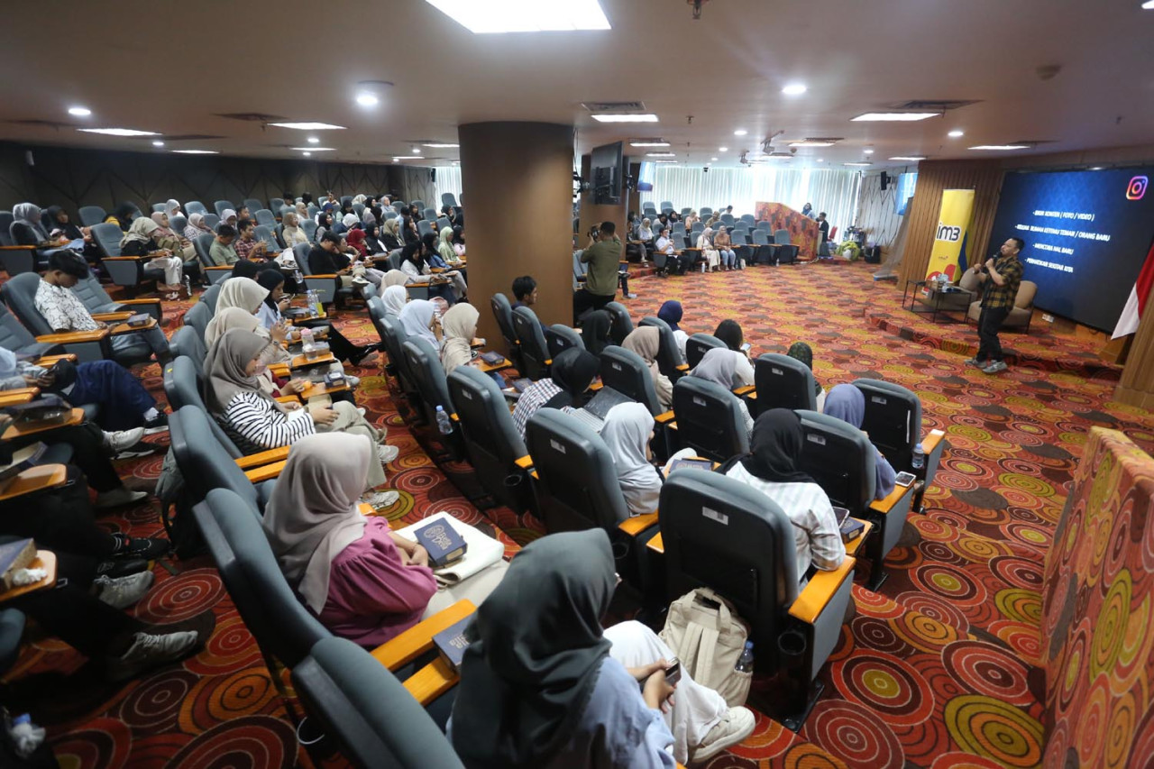 Bapak Instagram Indonesia, Boy Lagi, berbagi tips menjadi konten kreator dalam workshop Indonesia Creator Hub (ICH) Batch 2 di Universitas Airlangga (UNAIR) Surabaya, Kamis (11/9/2025). (Foto: Ali Masduki/JatimNow.com)