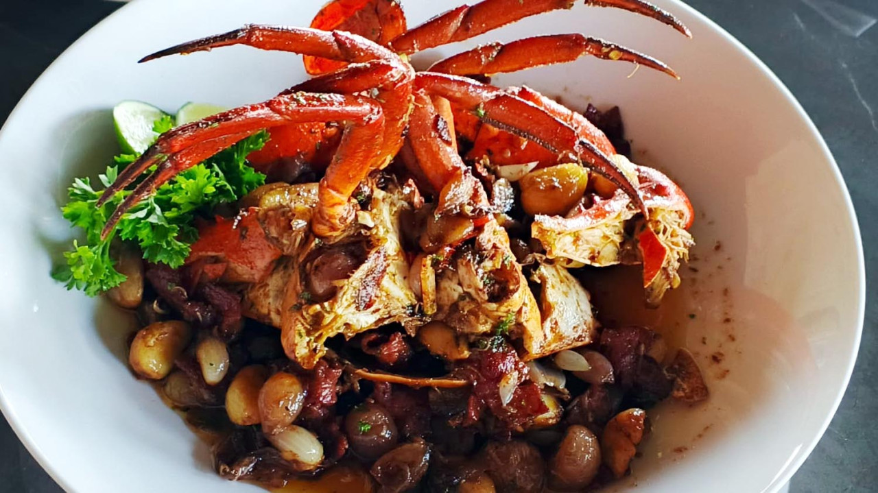 Caramelized Butter Crab menjadi andalan Crab n Co, Citraland, Surabaya. (Foto: Ali Masduki/jatimnow.com)