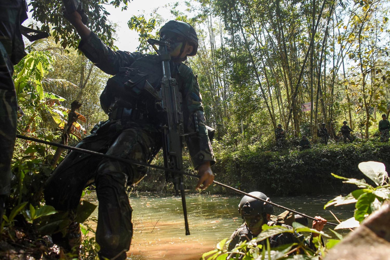  Prajurit Brigif 2 Marinir melakukan rappling usai menyusuri sungai ketika mengikuti latihan intensif di Puslatpurmar 4 Purboyo, Bandungrejo, Bantur, Malang Selatan, Jawa Timur. (Foto: Ainul Yakin for JatimNow.com)