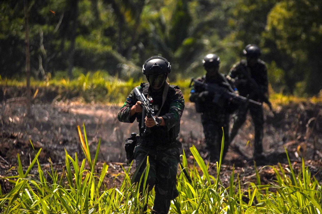 Prajurit Brigif 2 Marinir melakukan patroli ketika mengikuti latihan intensif di Puslatpurmar 4 Purboyo, Bandungrejo, Bantur, Malang Selatan, Jawa Timur. (Foto: Ainul Yakin for JatimNow.com)