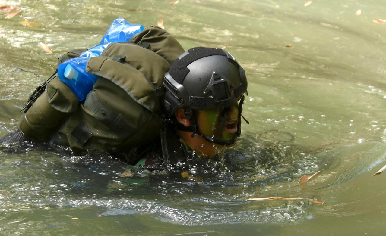  Prajurit Brigif 2 Marinir menyeberangi sungai ketika mengikuti latihan intensif di Puslatpurmar 4 Purboyo, Bandungrejo, Bantur, Malang Selatan, Jawa Timur. (Foto: Ainul Yakin for JatimNow.com)