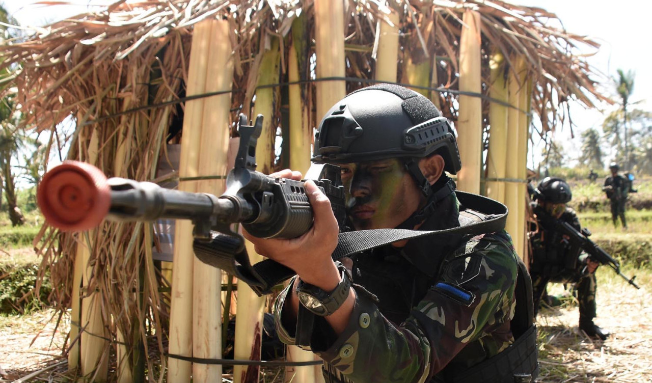 Prajurit Brigif 2 Marinir melakukan manuver serangan ketika mengikuti latihan intensif di Puslatpurmar 4 Purboyo, Bandungrejo, Bantur, Malang Selatan, Jawa Timur. (Foto: Ainul Yakin for JatimNow.com)