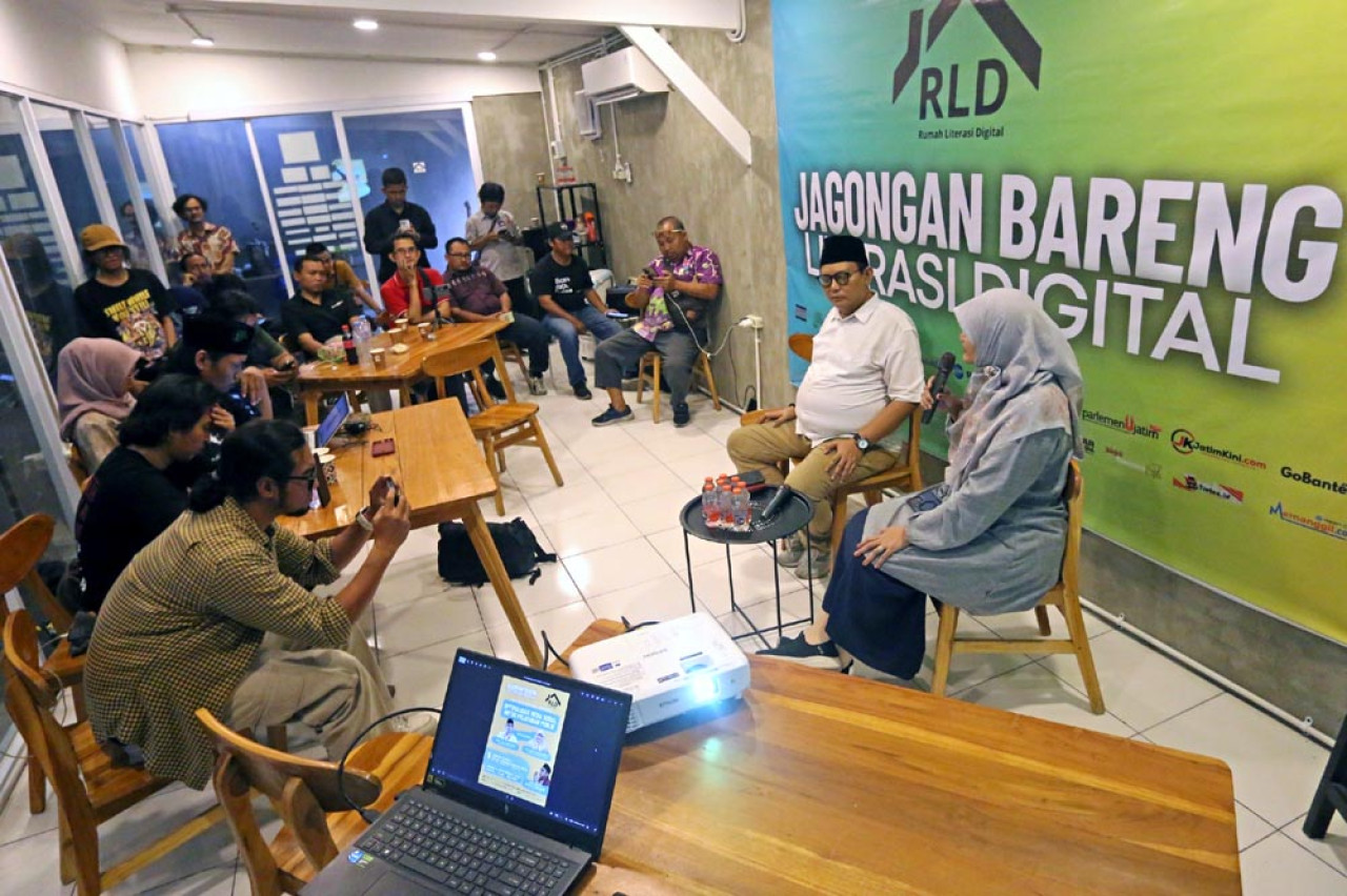 Ketua Fraksi PKS DPRD Jatim, Lilik Hendarwati (kanan), dalam acara Jagongan Bareng Rumah Literasi Digital (RLD) di Balai RLD, Surabaya, Senin (08/09/2025). (Foto: RLD for JatimNow.com)