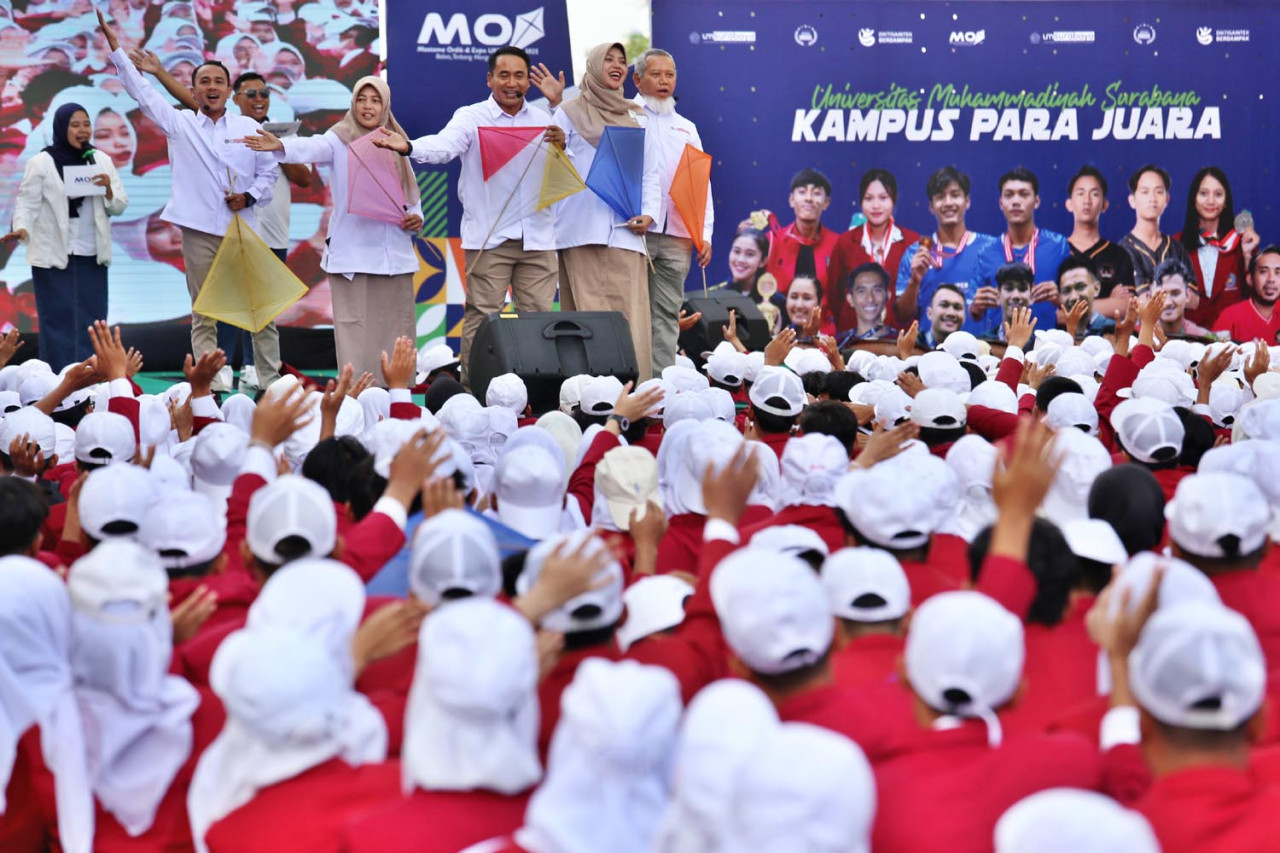  Rektor UM Surabaya Mundakir menegaskan bahwa layang-layang adalah metafora yang tepat untuk perjalanan mahasiswa. (Foto: Ali Masduki/JatimNow.com)