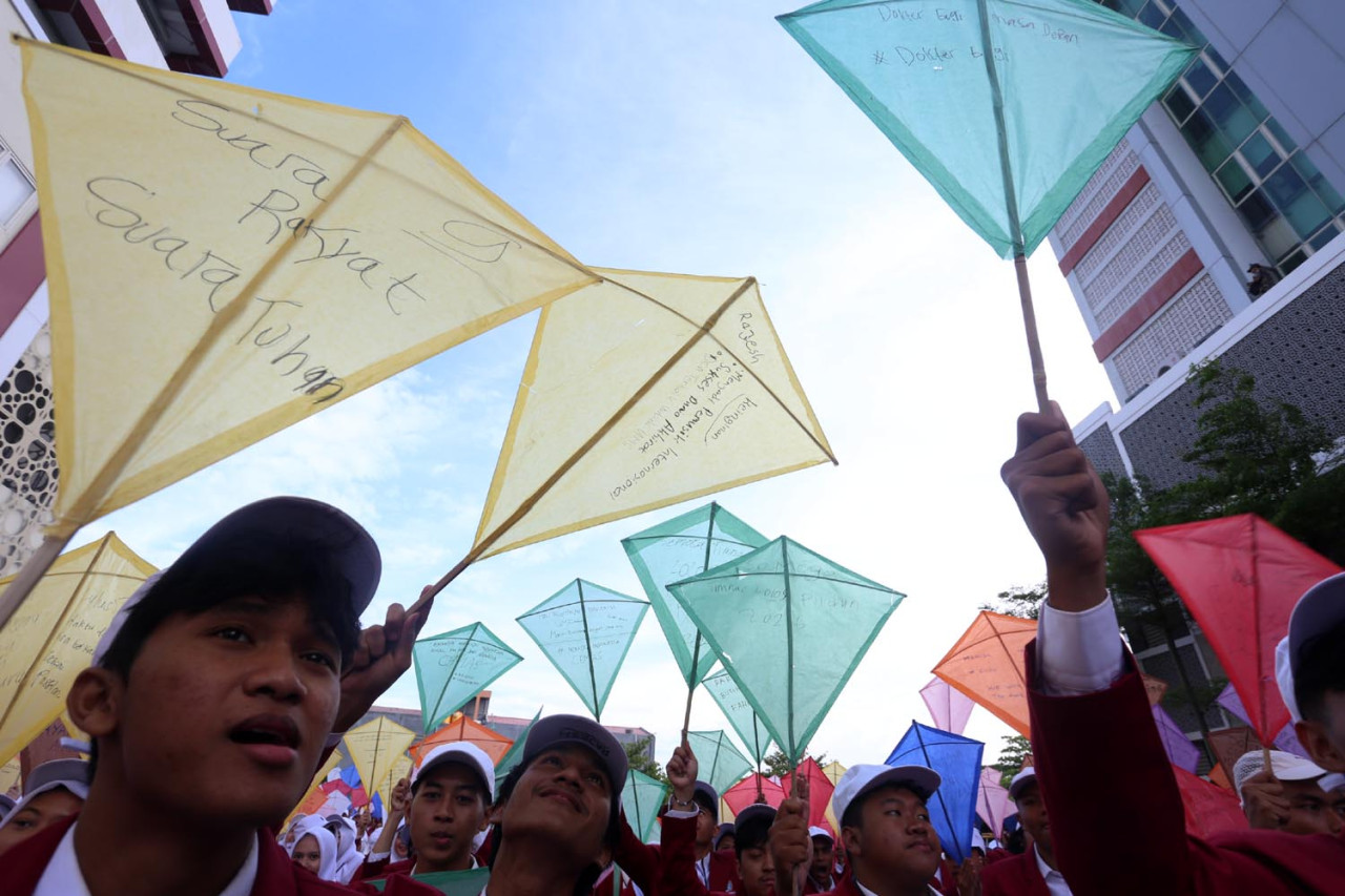 Mahasiswa baru UM Surabaya menulis makna demokrasi 