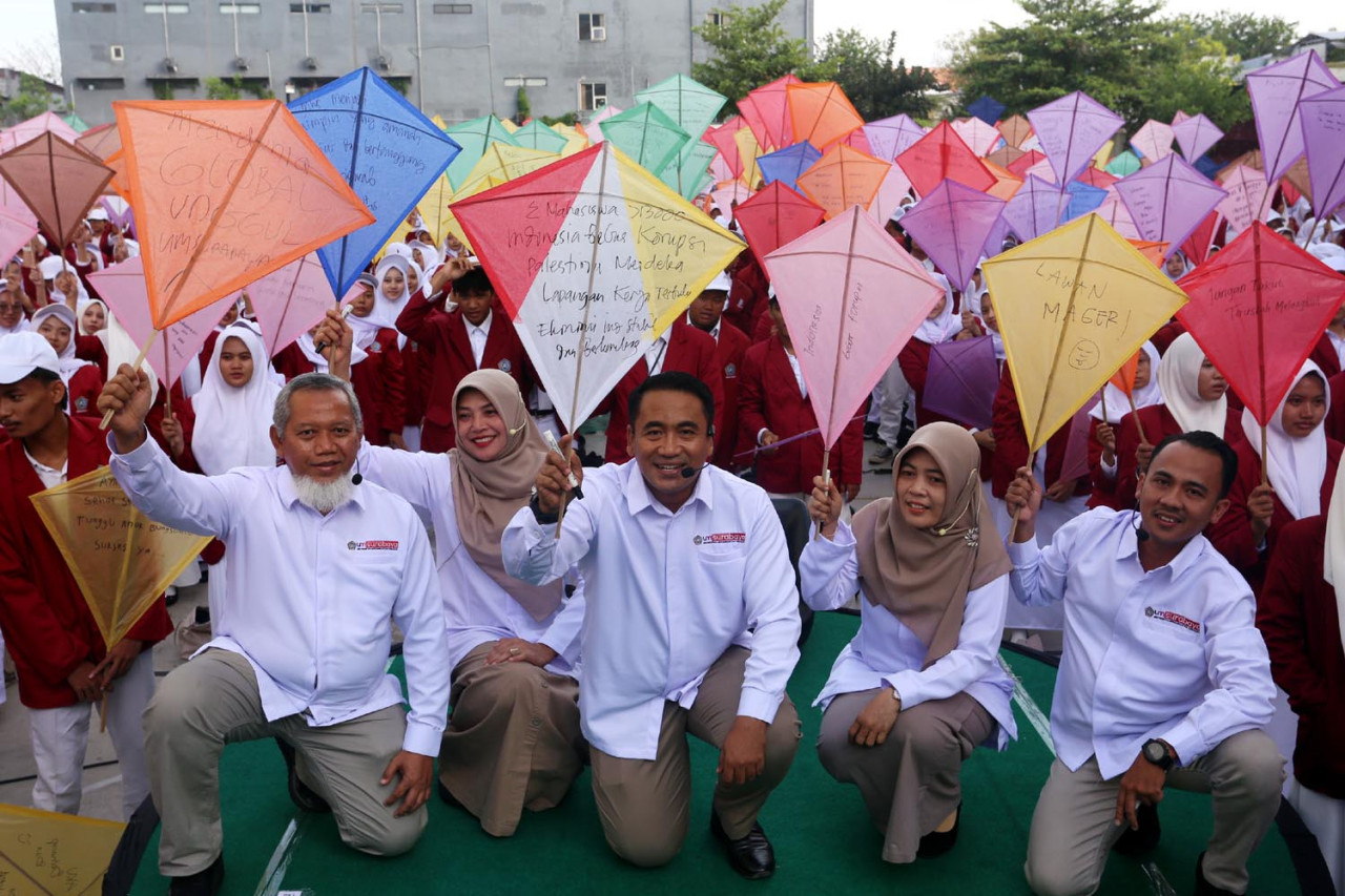 Rektor UM Surabaya Mundakir didampingi wakil rektor foto bersama ribuan mahasiswa baru dalam pembukaan Mastama, Ordik, Expo UKM (MOX) 2025) pada Rabu (17/9/25). (Foto: Ali Masduki/JatimNow.com)