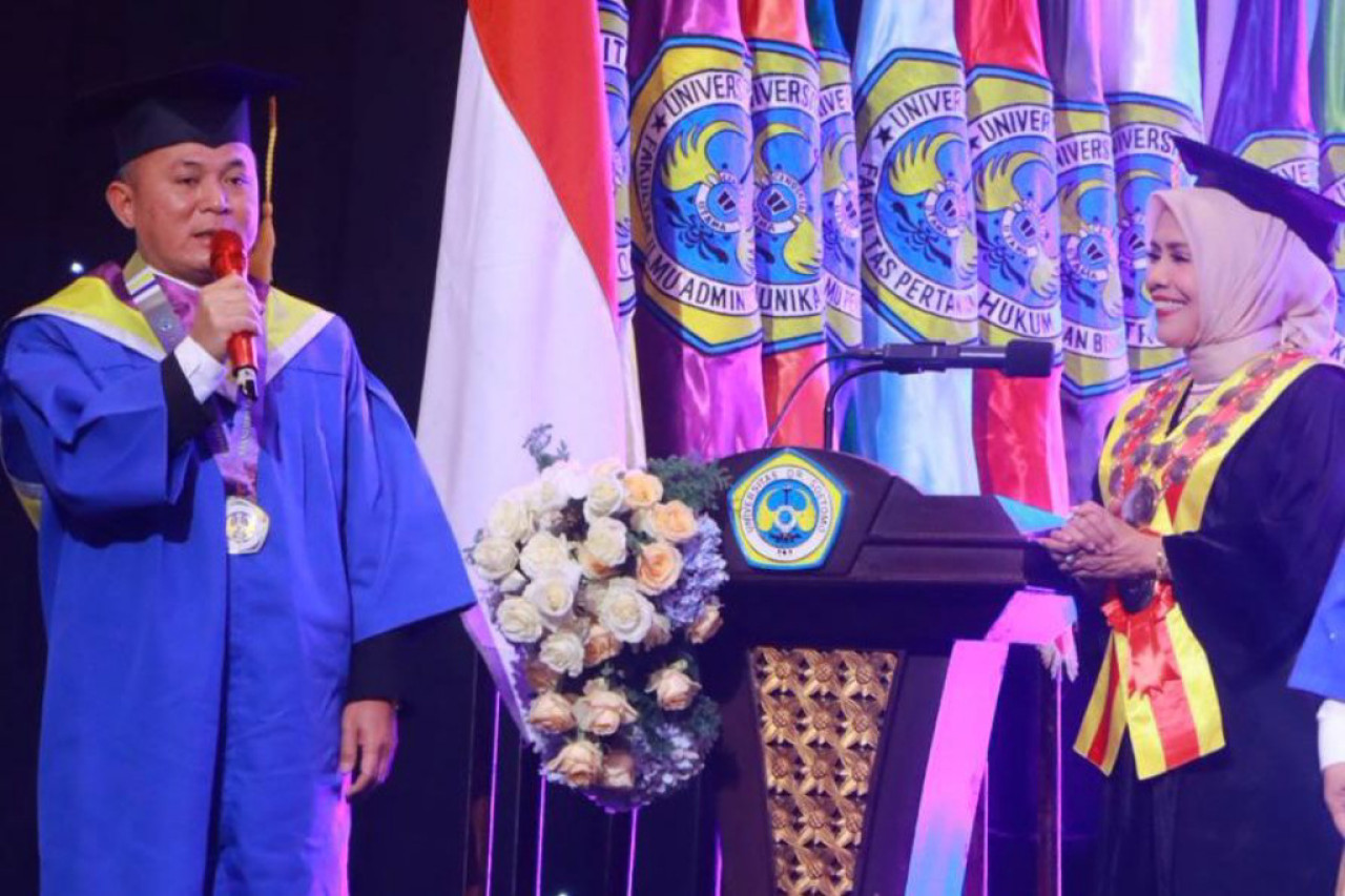 Wamen HAM Mugiyanto Raih Gelar Magister di Unitomo