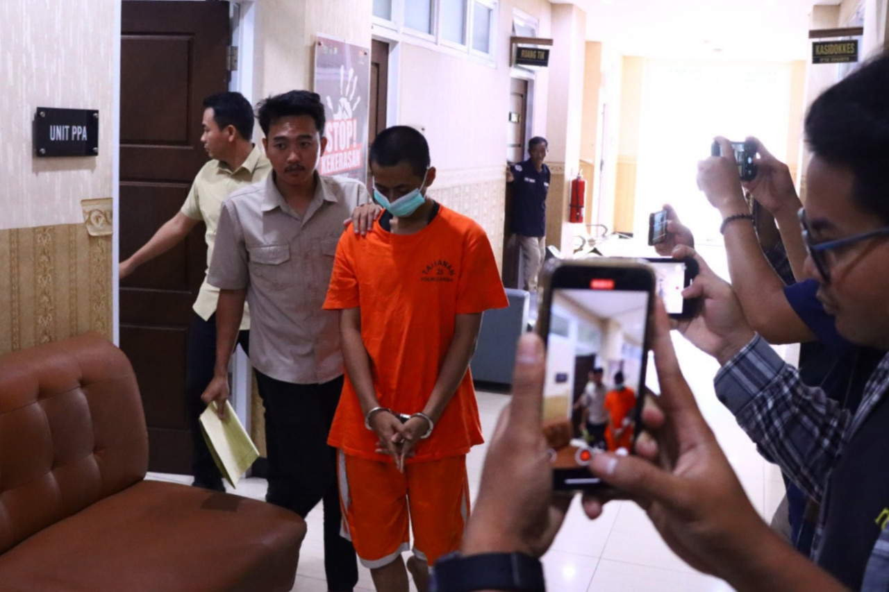 Tersangka pencabulan anak sesama jenis berinisial NT (21) saat diamankan di Polres Gresik. (Foto: Humas Polres Gresik)