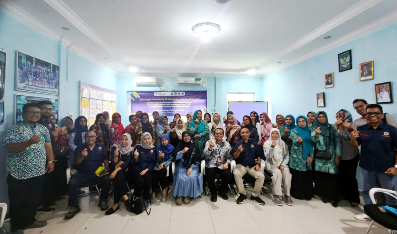 Tim Pengabdian Masyarakat Fakultas Farmasi Unair bersama peserta.(Foto/Tim Pengmas)