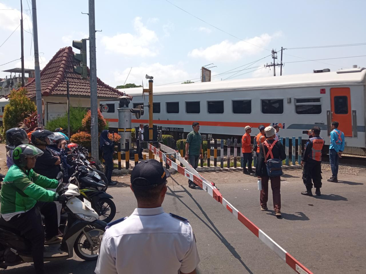 Sosialisasi di perlintasan sebidang Mangli Jember. (Foto: Sugianto/jatimnow.com)