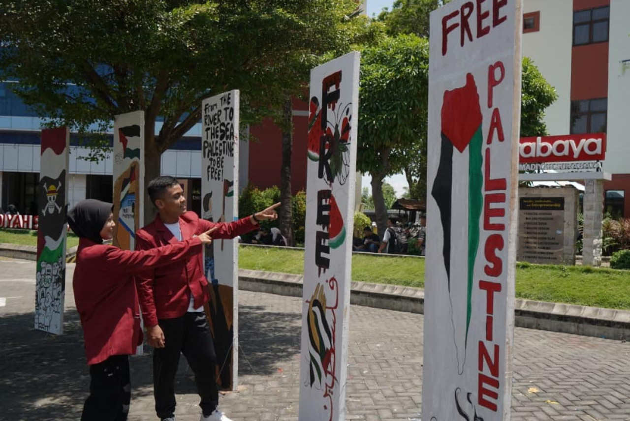  Aksi The Wall of Peace sejalan dengan semangat UM Surabaya dalam menanamkan pendidikan karakter sejak dini. (Foto/Humas UM Surabaya)