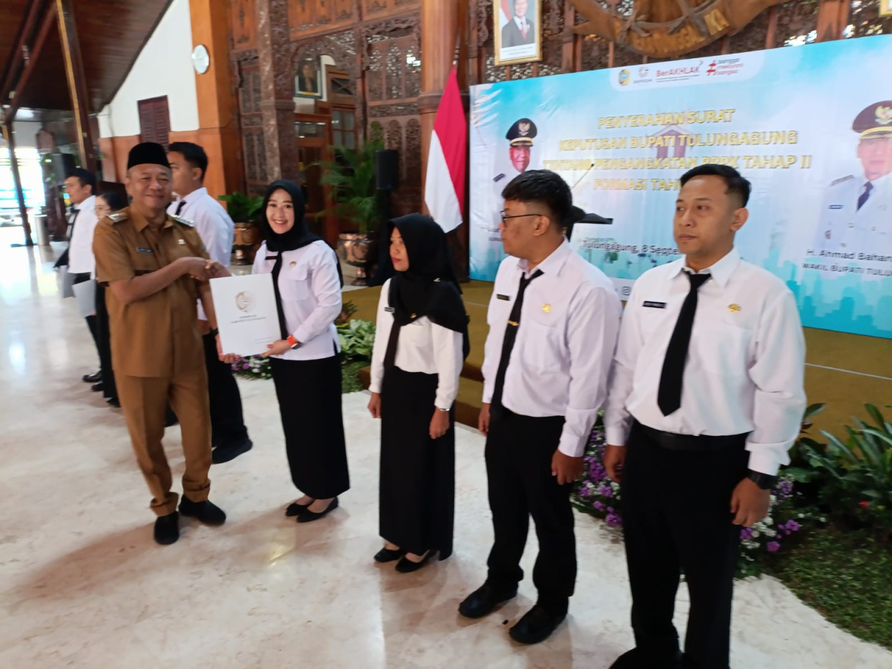 Foto: Bupati Tulungagung, Gatut Sunu Wibowo saat menyerahkan salinan SK PPPK (Bramanta/jatimnow.com)
