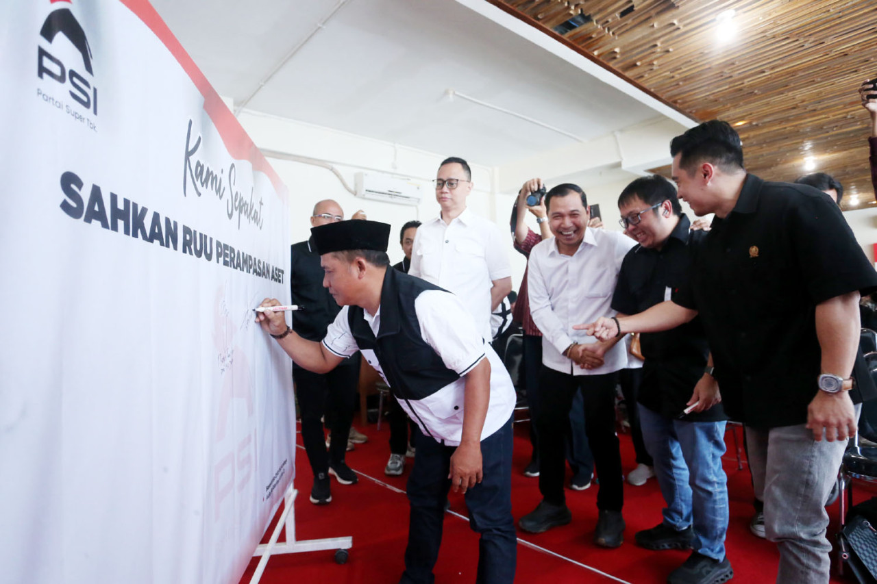 Penandatanganan kesepakatan bersama untuk mendorong disahkannya RUU Perampasan Aset di kantor DPD PSI Kota Surabaya, Sabtu (27/9/2025). (Foto: Ali Masduki/Ali Masduki)