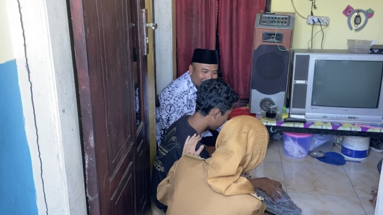 Mbak Vinanda saat mengunjungi anak putus sekolah. (Foto: Yanuar Dedy/jatimnow.com)