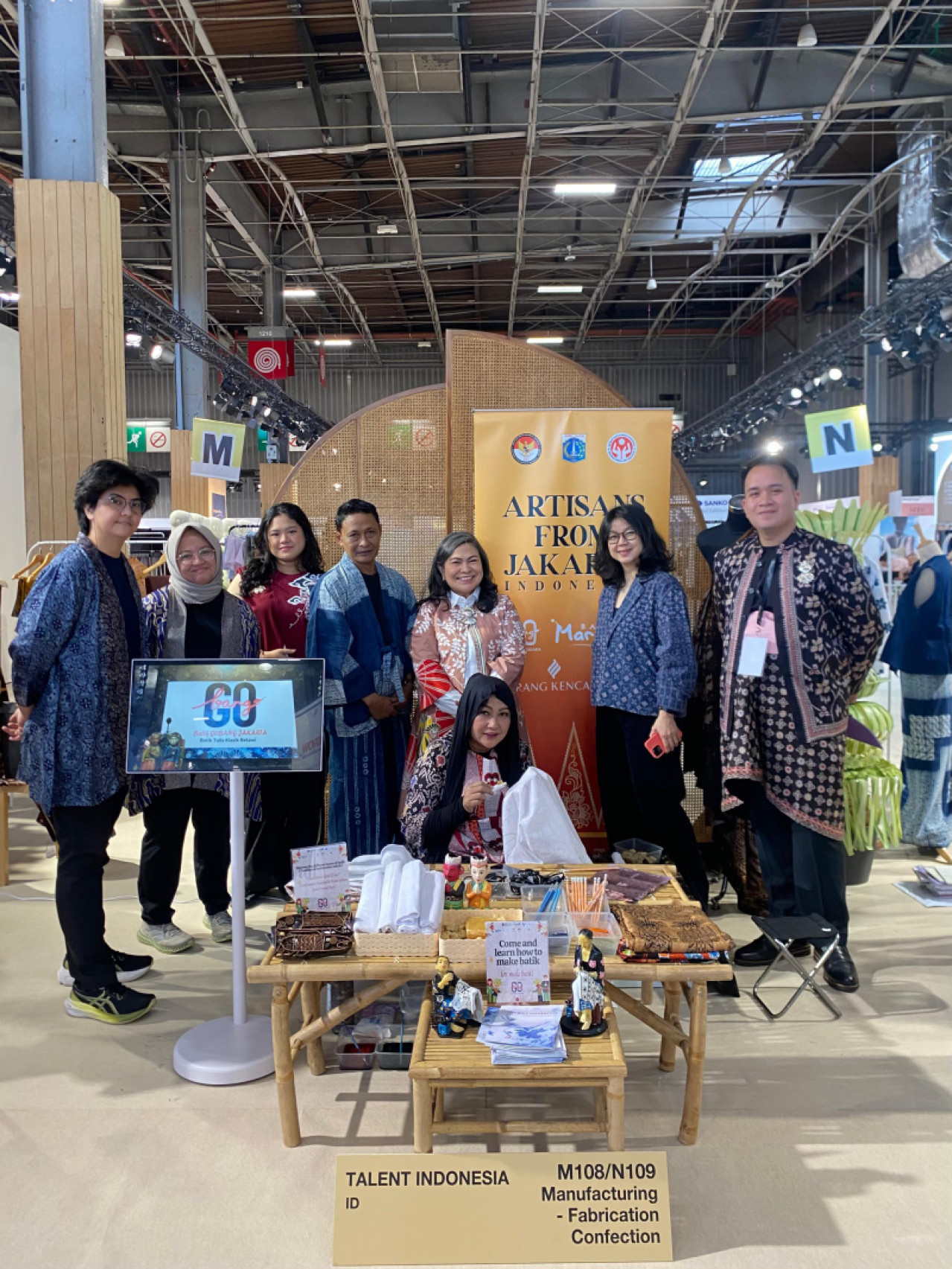 Bersama artisan talent Indonesia di Who’s Next Paris 2025. (Foto/Koleksi Rosita Batik Shibori).