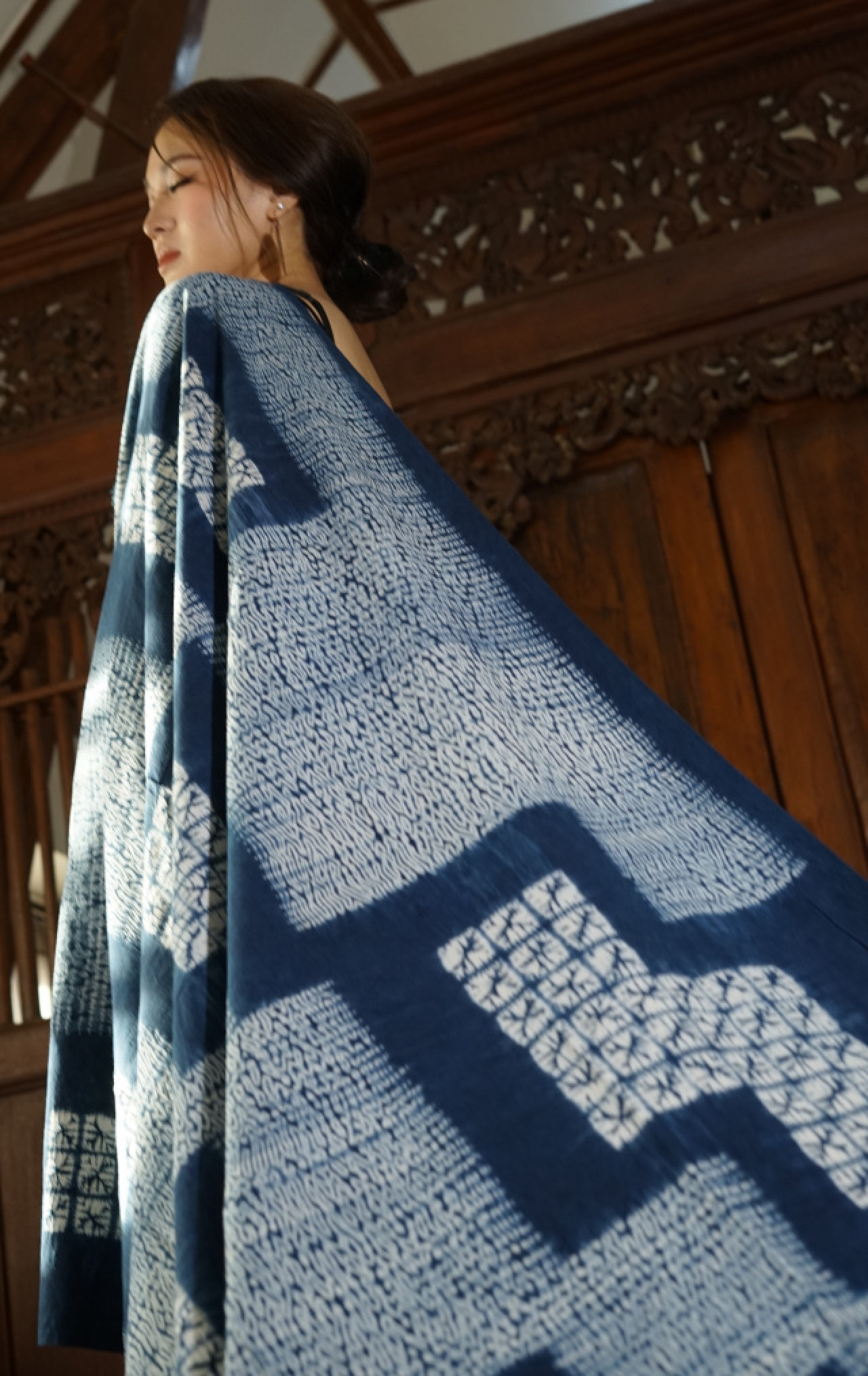 Kain dan baju dari tenun dan serat alam, dikerjakan dengan teknik stitch dan diwarnai dengan pewarna alam indigo. (Foto/Koleksi Rosita Batik Shibori).