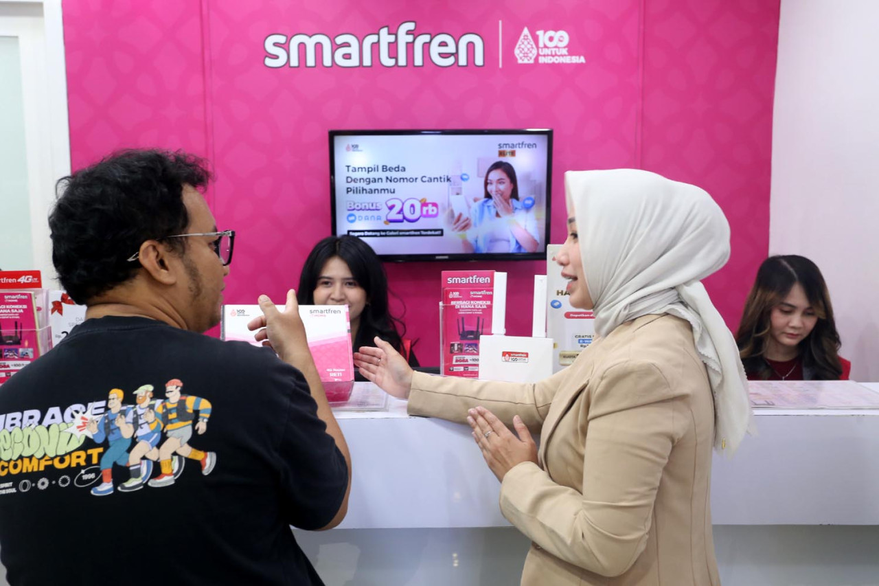 Gallery Management East Java Bali Nusra XLSMART, Karina Pramawati, melayani pelanggan di Galeri Smartfren WTC Surabaya, Kamis (04/9/2025). (Foto: Ali Masduki/JatimNow.com)