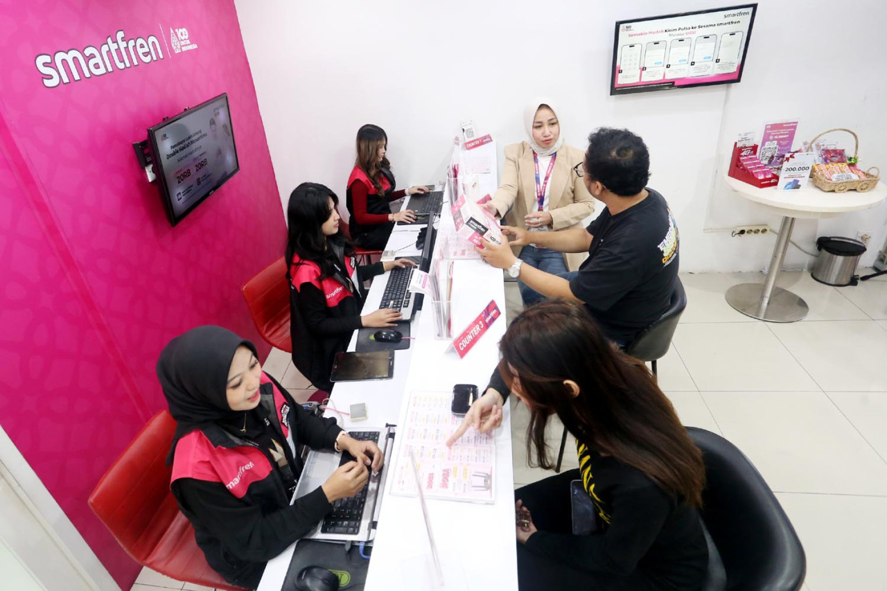 Suasana hangat pelayanan di di Galeri Smartfren WTC Surabaya, Kamis (04/9/2025). (Foto: Ali Masduki/JatimNow.com)