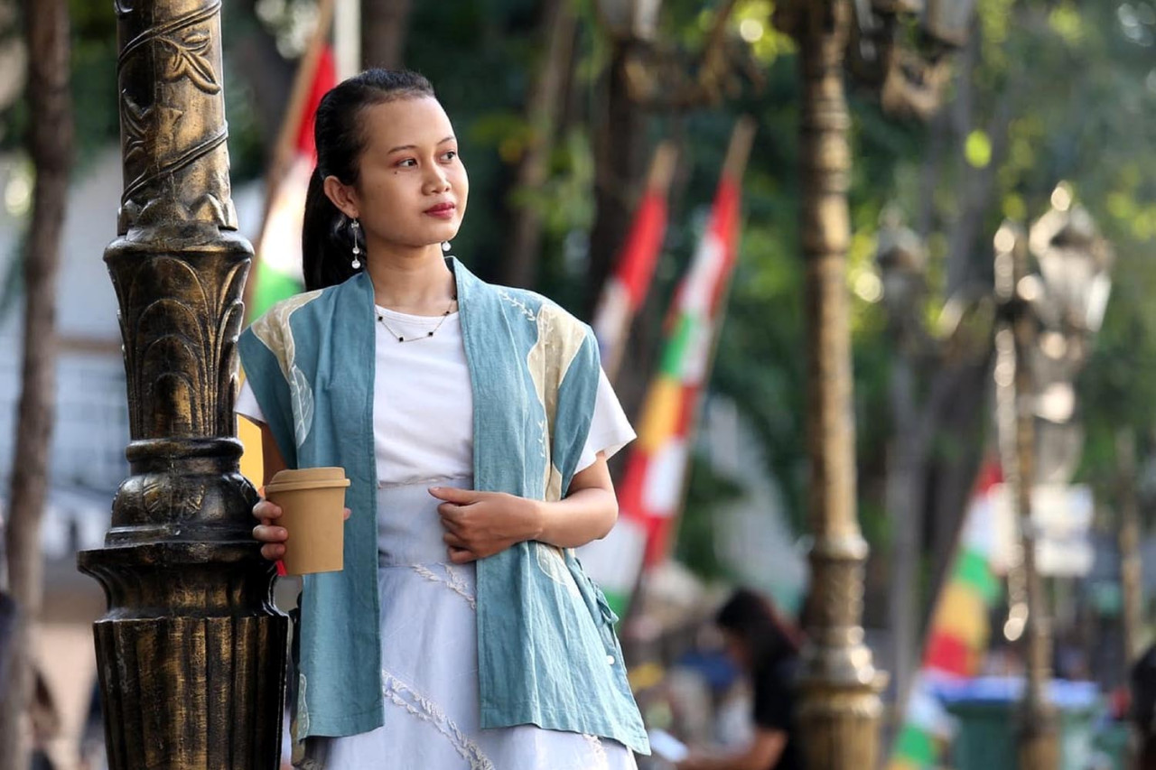  Model mengenakan Outer Kimono dengan motif PADI yang terinspirasi dari tanaman padi, salah satu komoditi andalan batik berasal. Busana didesain cocok untuk anak muda metropilitan yang sibuk bekerja.(Foto: Ali Masduki/JatimNow.com)