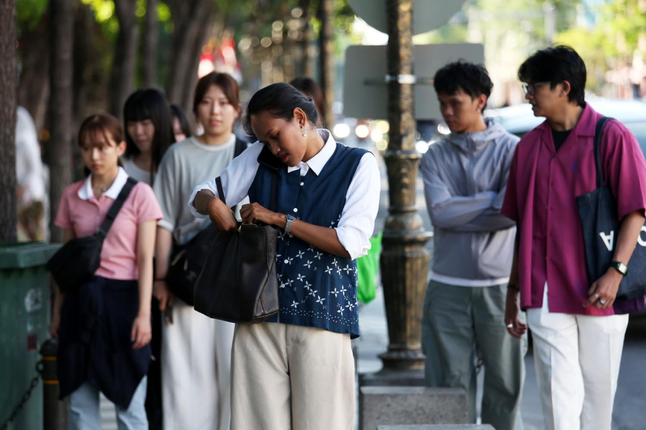Model mengenakan busana batik series symphony yang terinspirasi dari motif kawung dengan tatanan bunga kawung yang unik seperti melodi musik. Busana didesain cocok untuk anak muda metropilitan yang sibuk bekerja. (Foto: Ali Masduki/JatimNow.com)