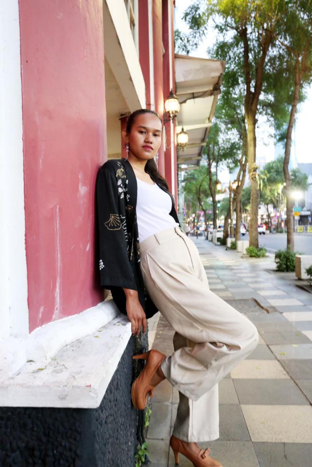 Model bersandar di salah satu tiang bangunan cagar budaya dengan mengenakan batik motif angon. (Foto: Ali Masduki/JatimNow.com)