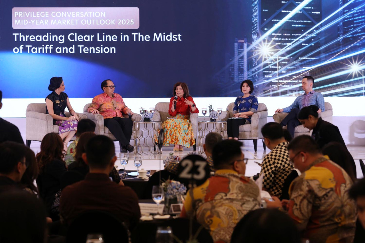 ASEAN Economist UOB, Enrico Tanuwidjaja, Senior Economist Institute for Development of Economics and Finance - INDEF, Aviliani, Head of Wealth Advisory, Business Performance & Training UOB Indonesia, Emillya Soesanto, dan Chief Investment Officer PT UOB Asset Management Indonesia, Albert Budiman. (Foto: Ali Masduki/JatimNow.com)