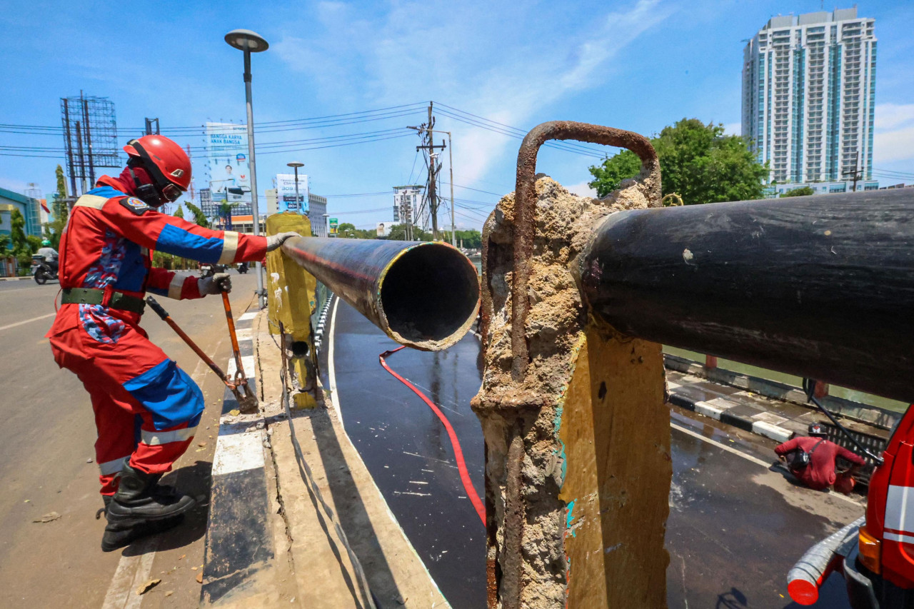 Sejumlah perbaikan ringan pada pembatas jalan Surabaya (foto: Kominfo for jatimnow.com)