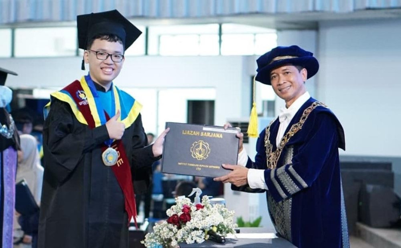 Alexander Weynard Samsico (kiri), wisudawan sarjana terbaik dengan IPK tertinggi pada gelaran Wisuda ke-132 ITS. (Foto/Humas ITS)