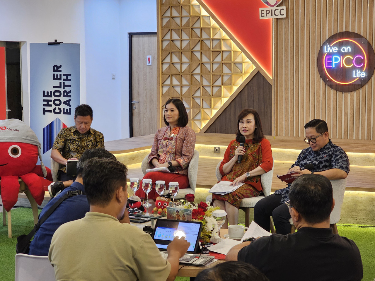 Presiden Direktur Leni (tengah) saat memaparkan inovasi dan upaya ekspansi CIMB Niaga di Surabaya dan Sidoarjo (foto: Ni'am Kurniawan/jatimnow.com)