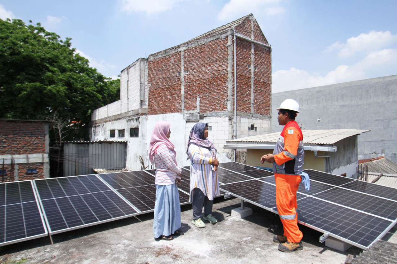 Ketua ProKlim Kangraji Kuat Lailatul Chusniyah dan Ketua Batik Leles Aminatus Solichah mendapat arahan dari petugas Pertamina Lubricants yang melakukan pemasangan panel PLTS. (Foto: Sahlul Fahmi/jatimnow.com)