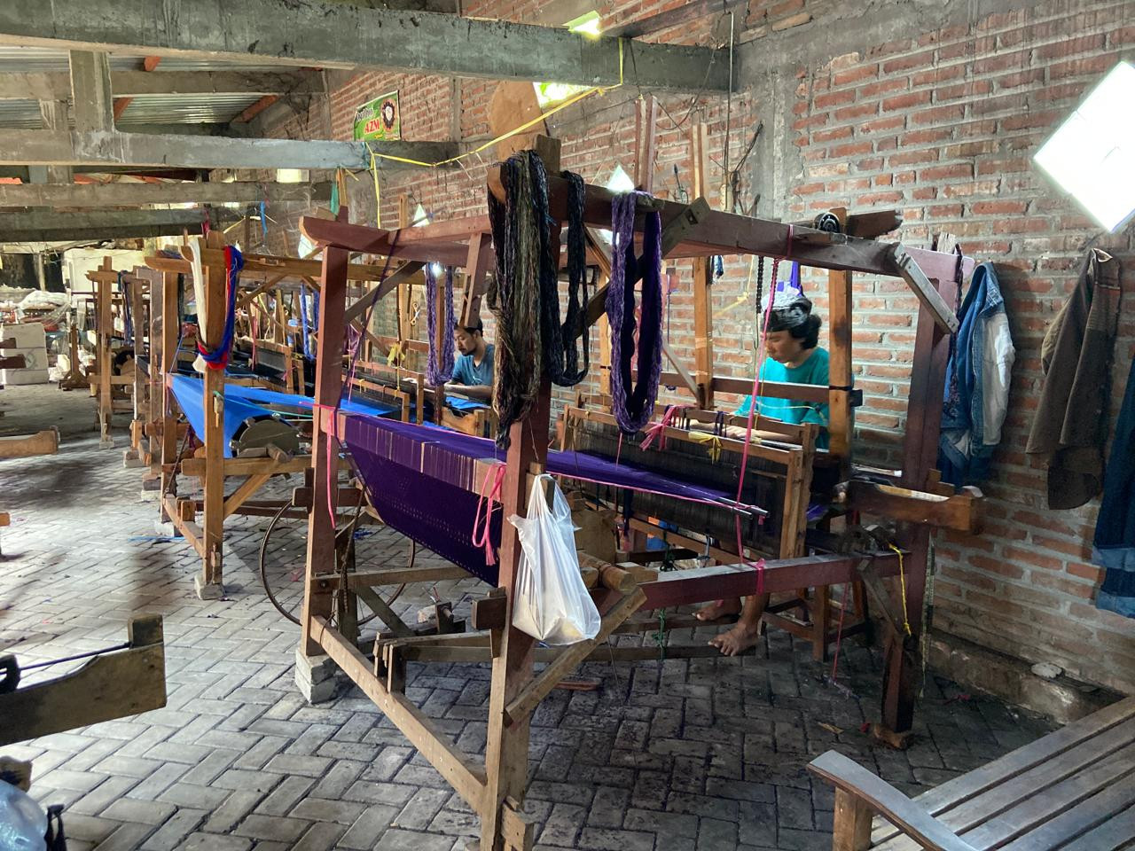 Suasana perajin di gerai produksi Medali Mas, salah satu produsen kain tenun ikat di Kampung Tenun Ikat Bandar Kidul, Kota Kediri. (Foto-foto: Yanuar Dedy/jatimnow.com)