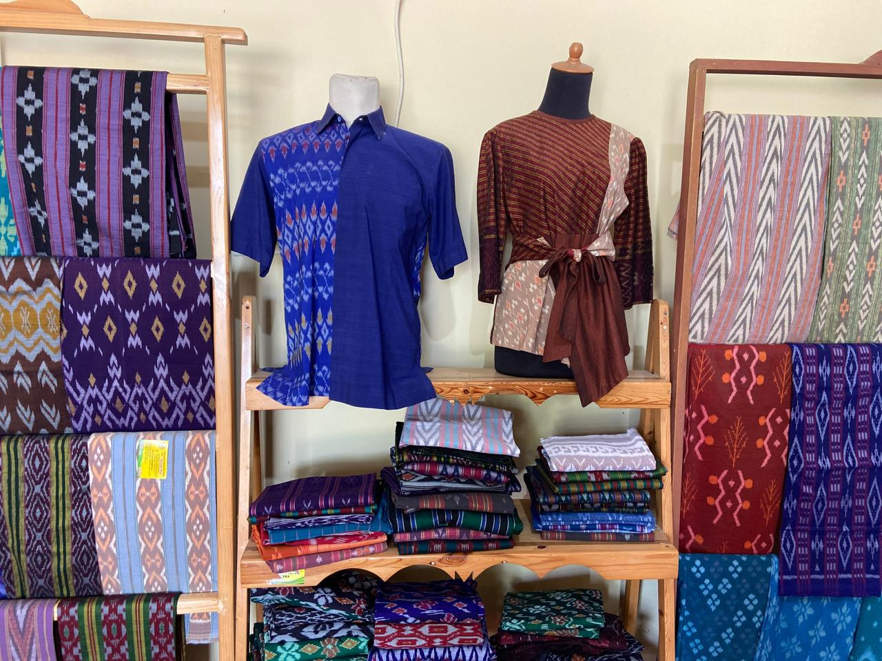 Deretan kain tenun ikat produksi Medali Mas dipajang di gerai kedua. Kini kualitas produksi mereka semakin berkualitas.