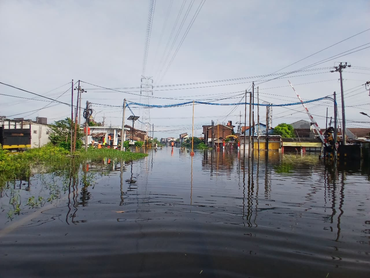 Kondisi banjir Semarang yang mengganggu perjalanan kereta api. (Foto: Daop 7 Madiun/jatimnow.com)
