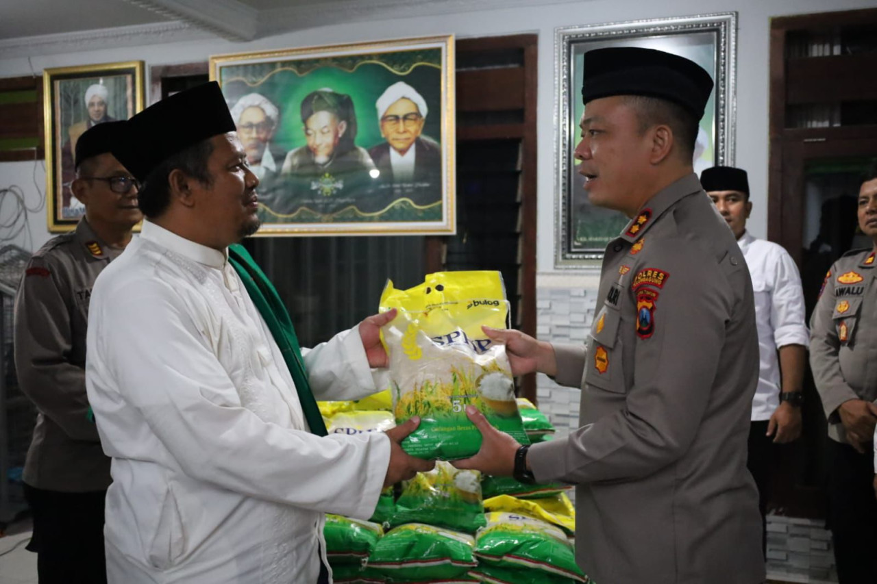 Foto: Kapolres Tulungagung, AKBP M Taat Resdi saat menyerahkan bantuan beras. (Bramanta/jatimnow.com)
