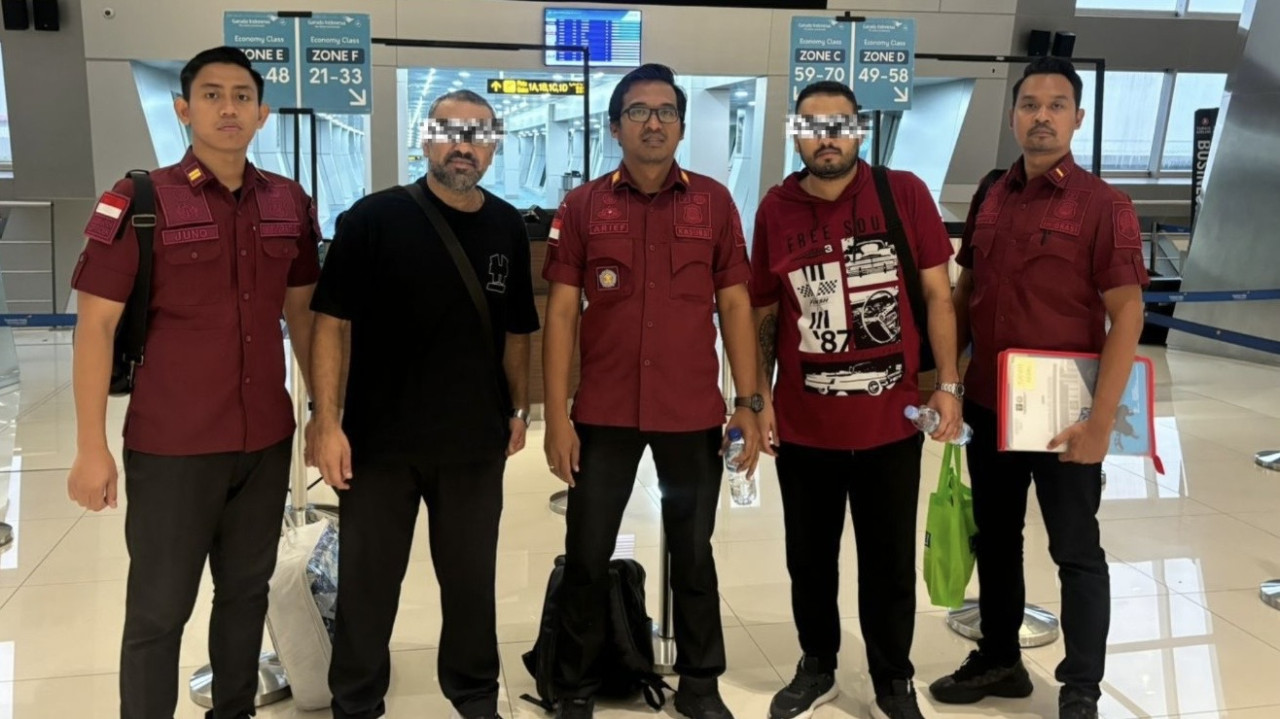 Pemulangan dua warga Iran yang terlibat pencurian di Nganjuk. (Foto: Imigrasi Kediri/jatimnow.com)