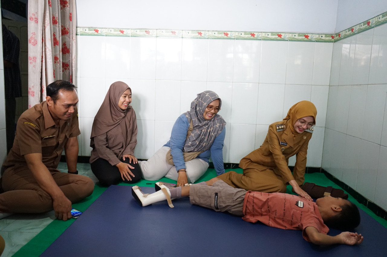 Mbak Vinanda saat mengunjungi salah satu rumah warga disabilitas. (Foto: Pemkot Kediri/jatimnow.com)