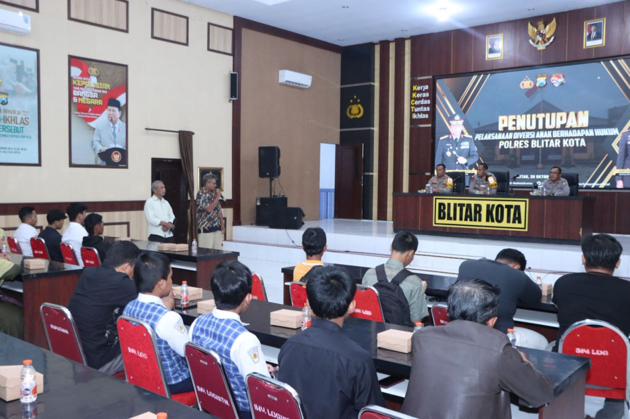 Foto: Kapolres Blitar AKBP Titus Yudho Uly saat memberi pengarahan terhadap anak pelaku kerusuhan. (Polres Blitar Kota/jatimnow.com)