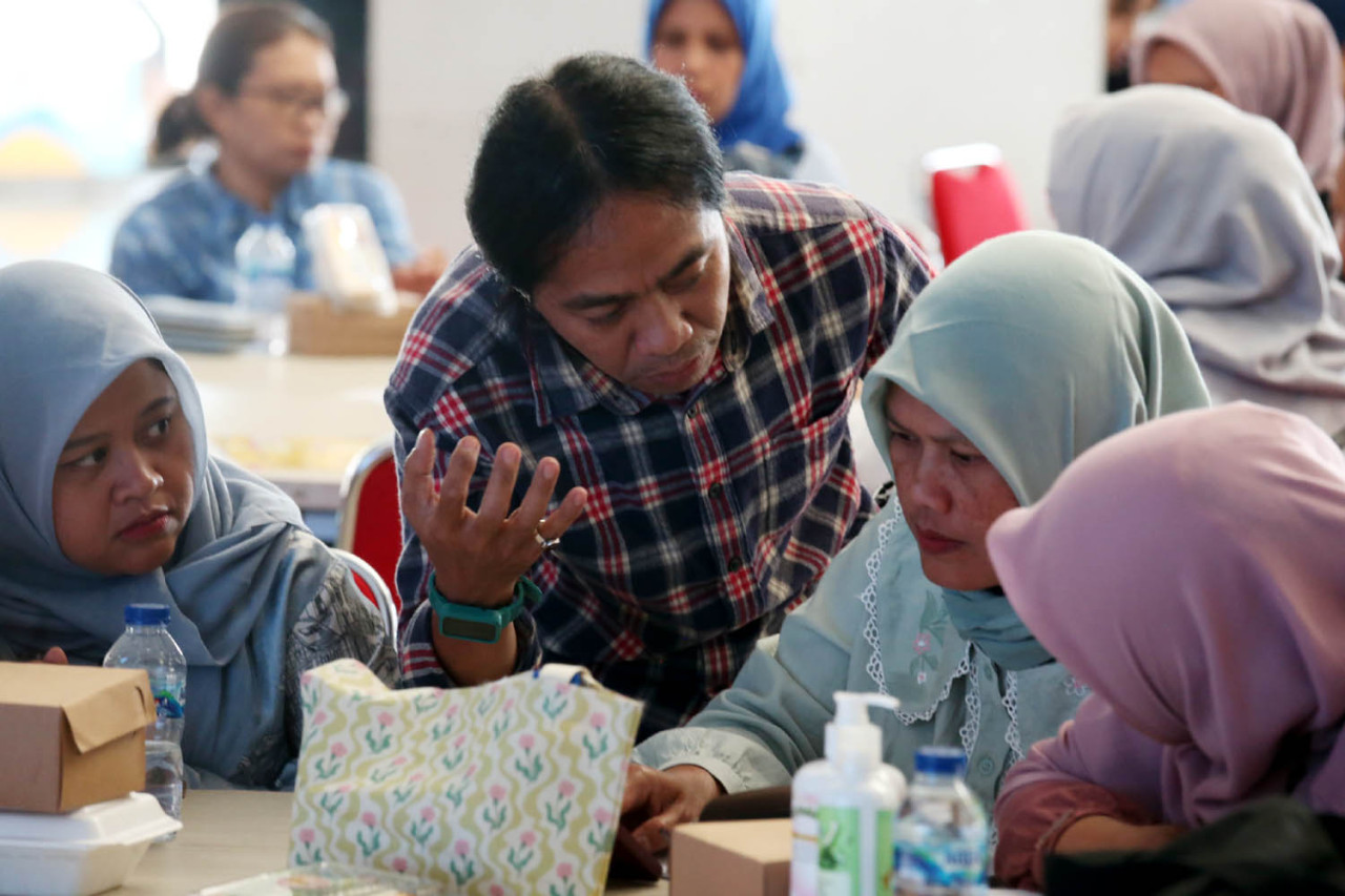 Andika Ismawan atau Eldon memandu peserta memperbaiki akun sosial media ketika menjadi pemateri dalam program Indosat Empowering UMKM bath 2, di MCC, Kamis (02/10/2025). (Foto: Ali Masduki/jatimnow.com)