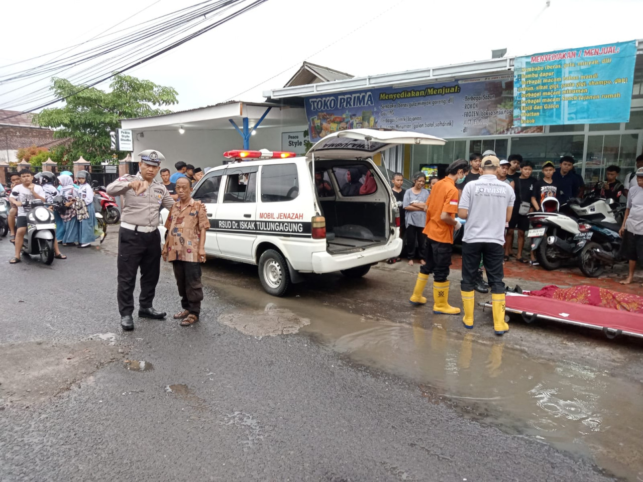 Foto: Polisi evakuasi jenazah korban kecelakaan di Tulungagung. (Polres Tulungagung/jatimnow.com)
