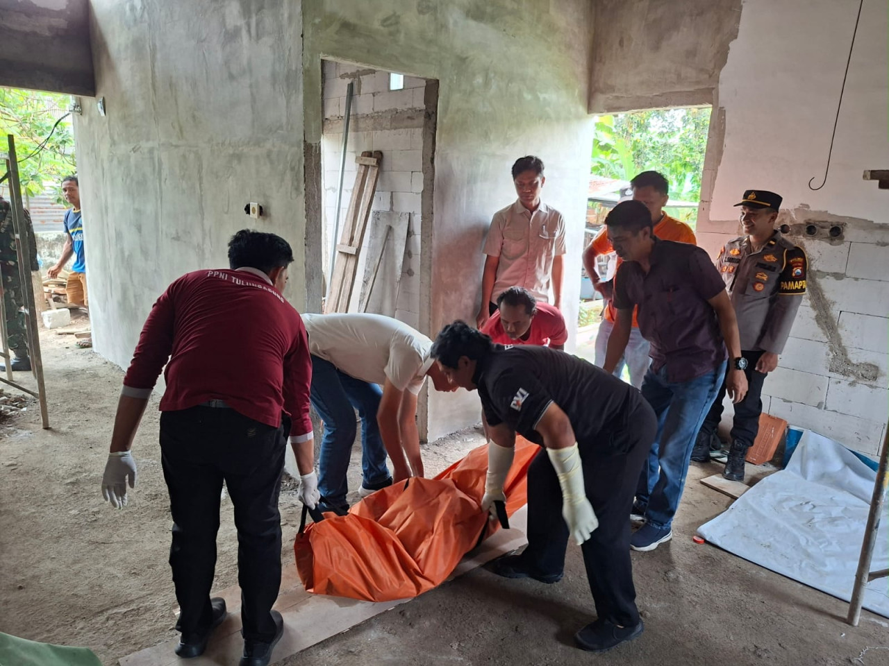 Foto: Polisi saat mengevakuasi jenazah korban. (Polres Tulungagung/jatimnow.com)