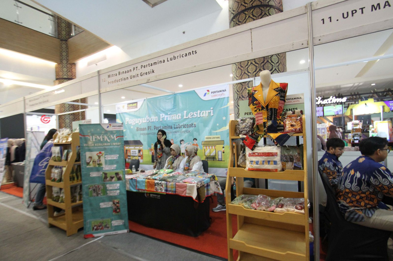 Produk Batik Leles beserta produk UMKM lain yang menjadi mitra binaan Pertamina Lubricants saat mengikuti pameran produk UMKM di Gressmall Gresik. (Foto: Sahlul Fahmi/jatimnow.com)