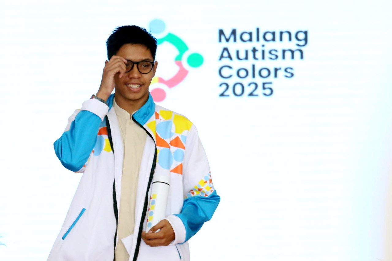Seorang penyandang Autism Spectrum Disorder (ASD) tampil percaya diri sebagai model di fashion show Malang Autism Colors 2025 di MCC. (Foto: Ali Masduki/jatimnow.com)