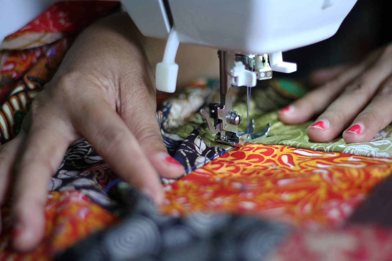 Kerajinan Batik Leles Pekauman Gresik yang memanfaatkan bahan kain perca menjadi mitra binaan PT Pertamina Lubricants Pruduction Unit Gresik. (Foto: Sahlul Fahmi/jatimnow.com)