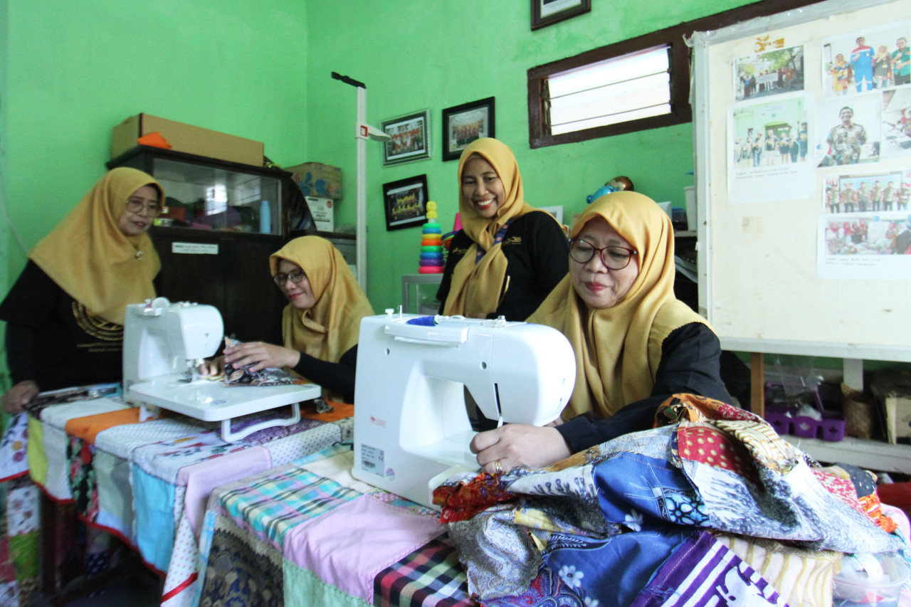 Kader Batik Leles sedang menjahit kain perca. (Foto: Sahlul Fahmi/jatimnow.com)
