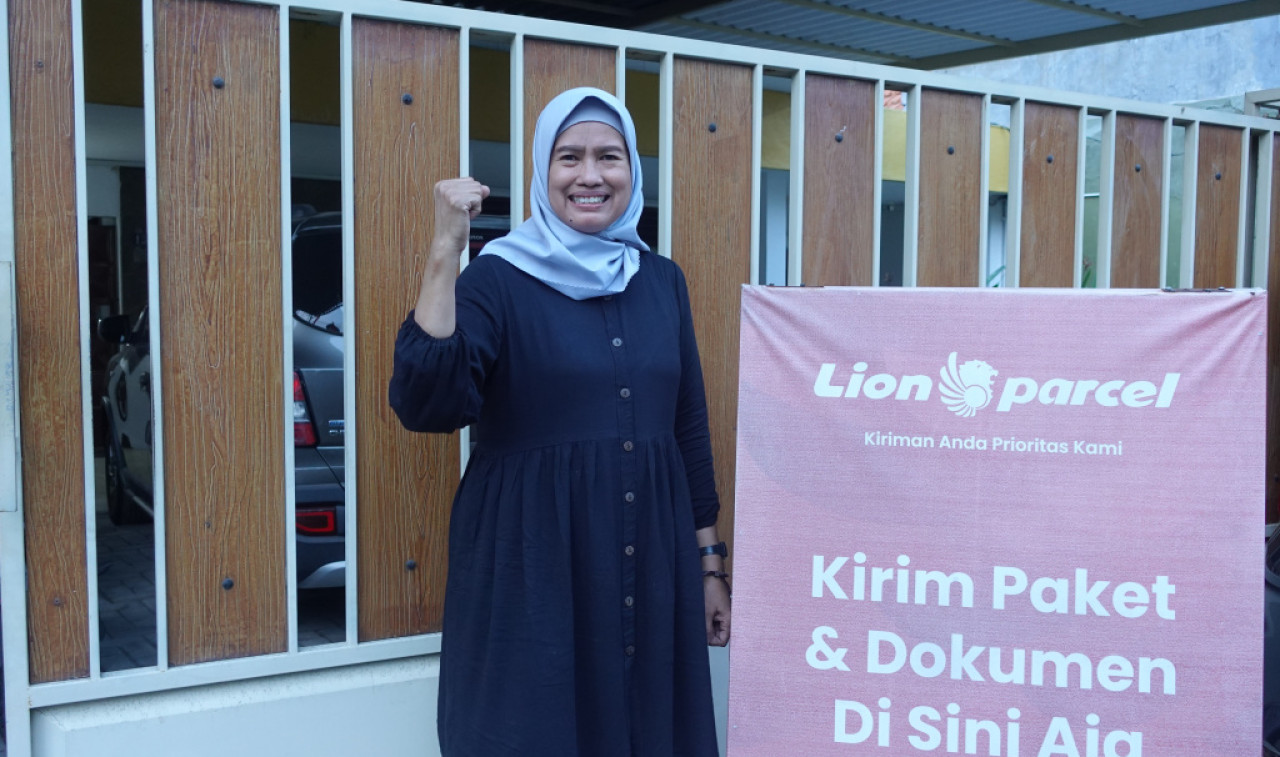 Giatun, seorang ibu tunggal yang bergabung dengan Lion Parcel sejak 2023. (Foto: Dok Lion Parcel for JatimNow.com)