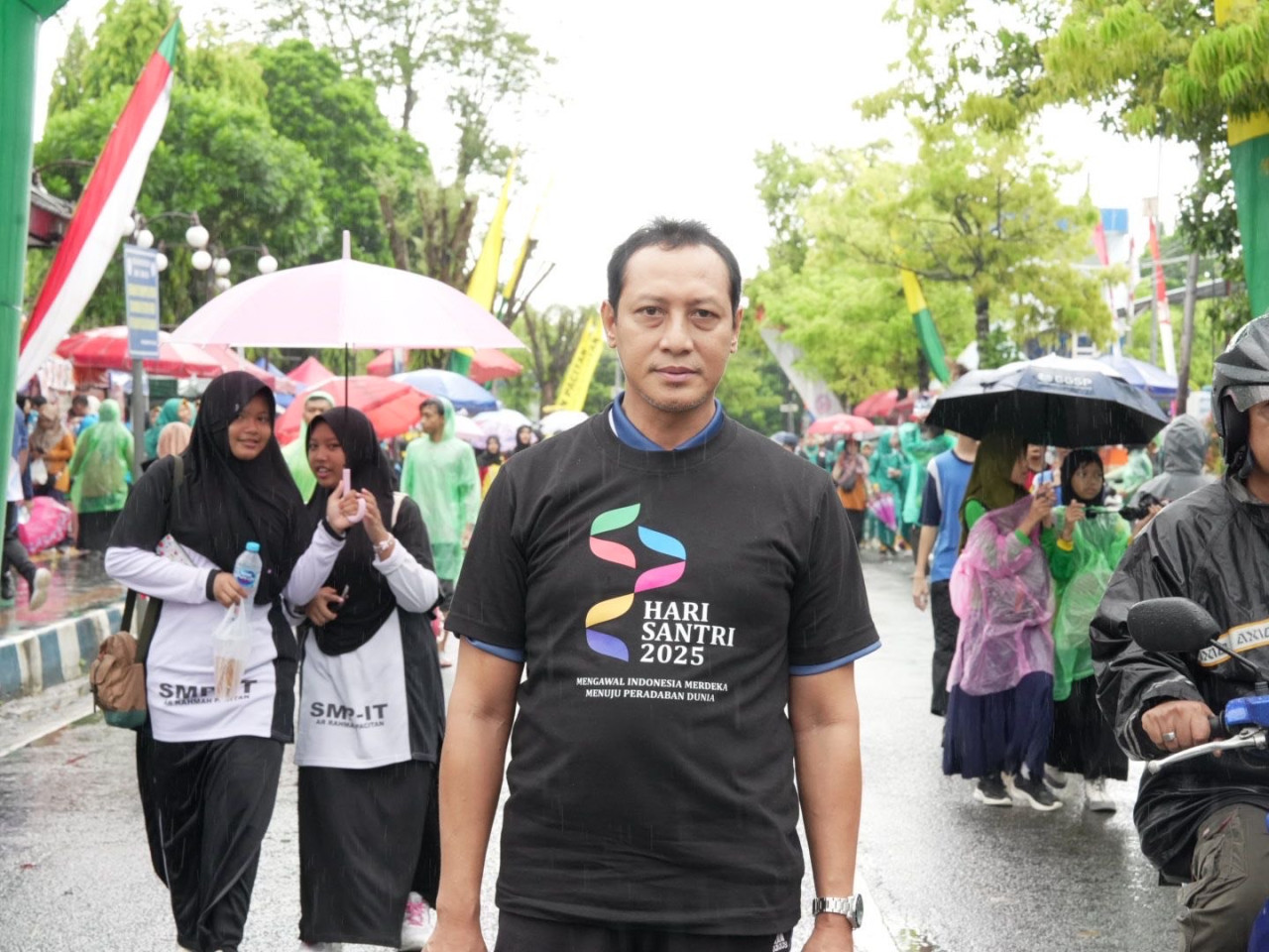 dr. H. Warkim Sutarto, MARS, pengurus PCNU Kabupaten Pacitan bidang Layanan Kesehatan saat mengikuti Jalan Sehat Hari Santri Nasional 2025 di Alun-Alun Pacitan. (Dok. pribadi)