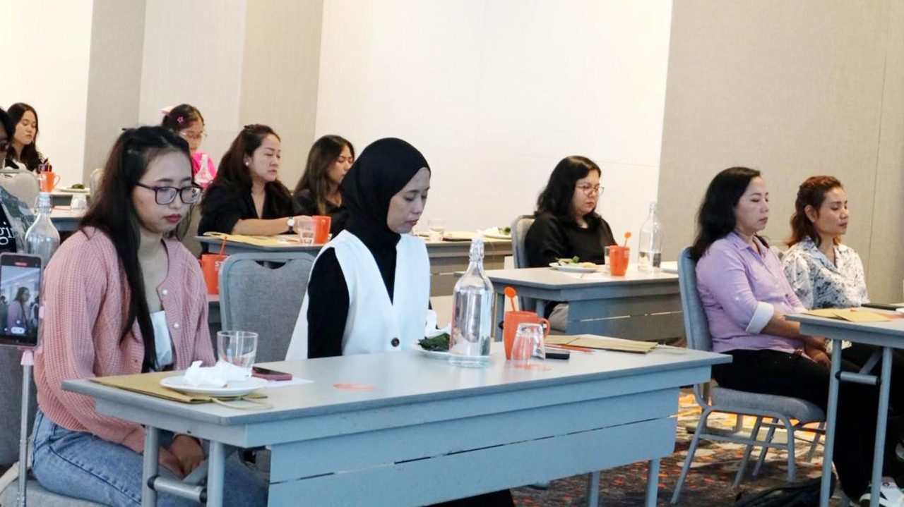 Peserta mempraktekkan hipnoterapi massal ketika mengikuti seminar parenting bertajuk “Happy Parent, Happy Children”. (Foto: Ali Masduki/jatimnow.com)