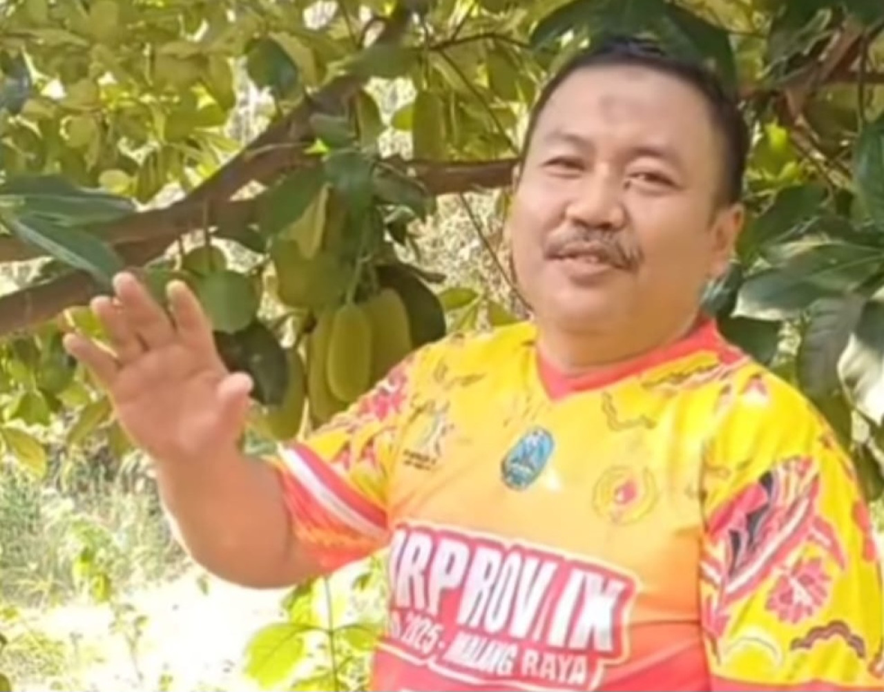 Aksi Bercocok Tanam Ketua Golkar Jatim Tuai Respon Warganet