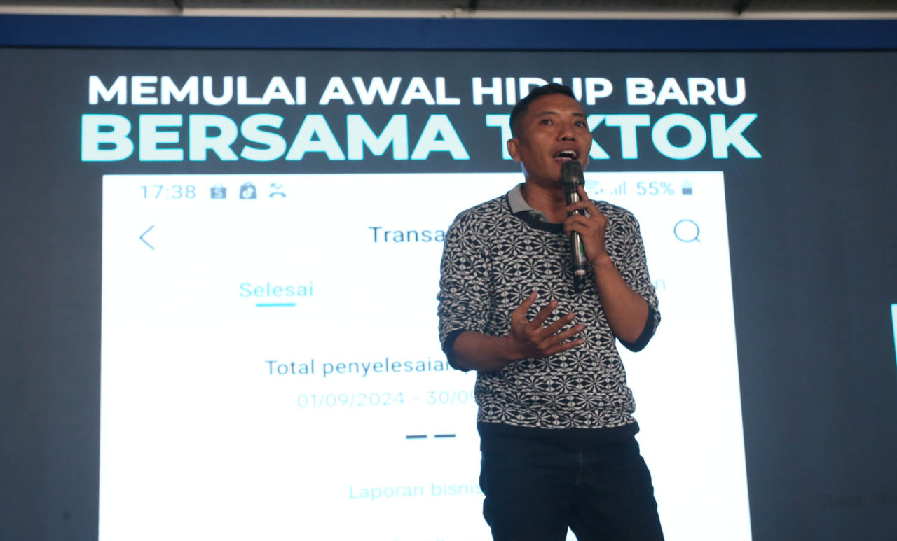 Isnan Effendi, pemilik akun TikTok 'nomor cantik miliarder, menjadi pemateri dalam program Indosat Empowering UMKM bath 2, di MCC, Kamis (02/10/2025). (Foto: Ali Masduki/jatimnow.com)