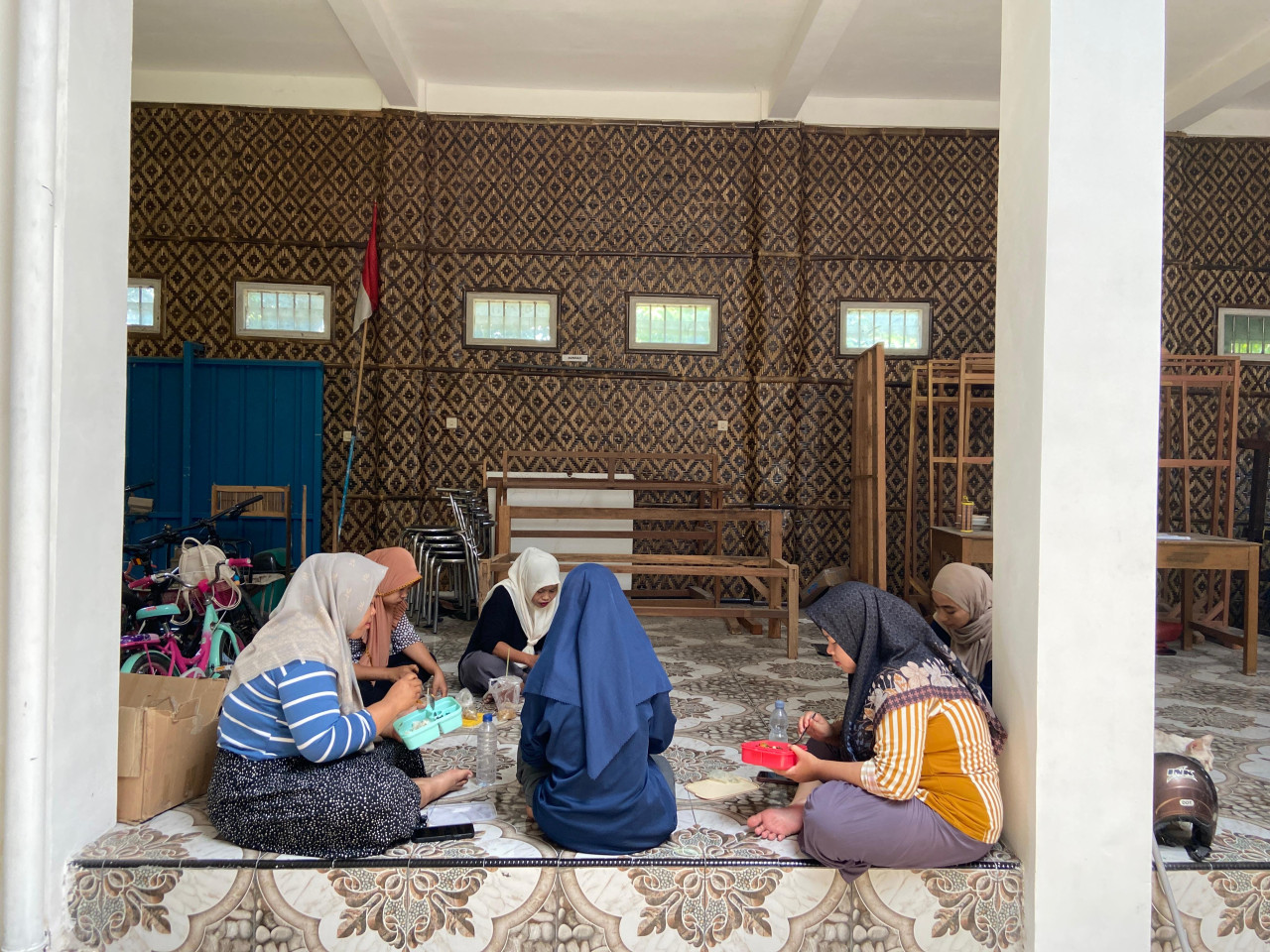 Mira (35) sedang beristirahat bersama para perajin lain dan menyantap bekal hari itu, nasi lodeh. Suasana tampak hangat, diisi guyonan dan obrolan tidak penting.